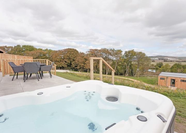 modern Sussex lodge w/hot tub! Stay 4nts (sleeps 4 & petfriendly)